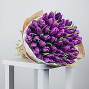 Букет из 51 фиолетового тюльпана в крафт бумаге